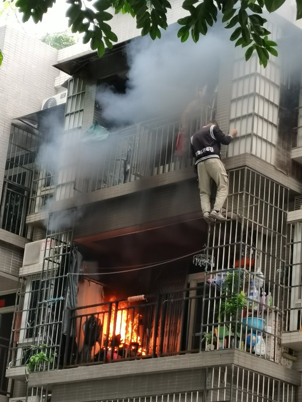 联华证券 视频｜楼上起火，屋主不在！广州天河一社区干部爬楼救火